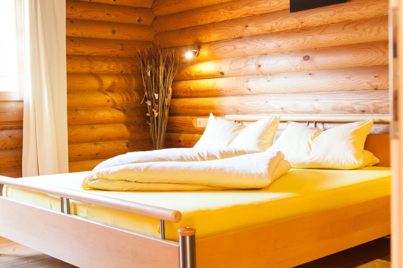 Camping Dreilaendereck Blockhuetten & Apartments Ried im Oberinntal Room photo