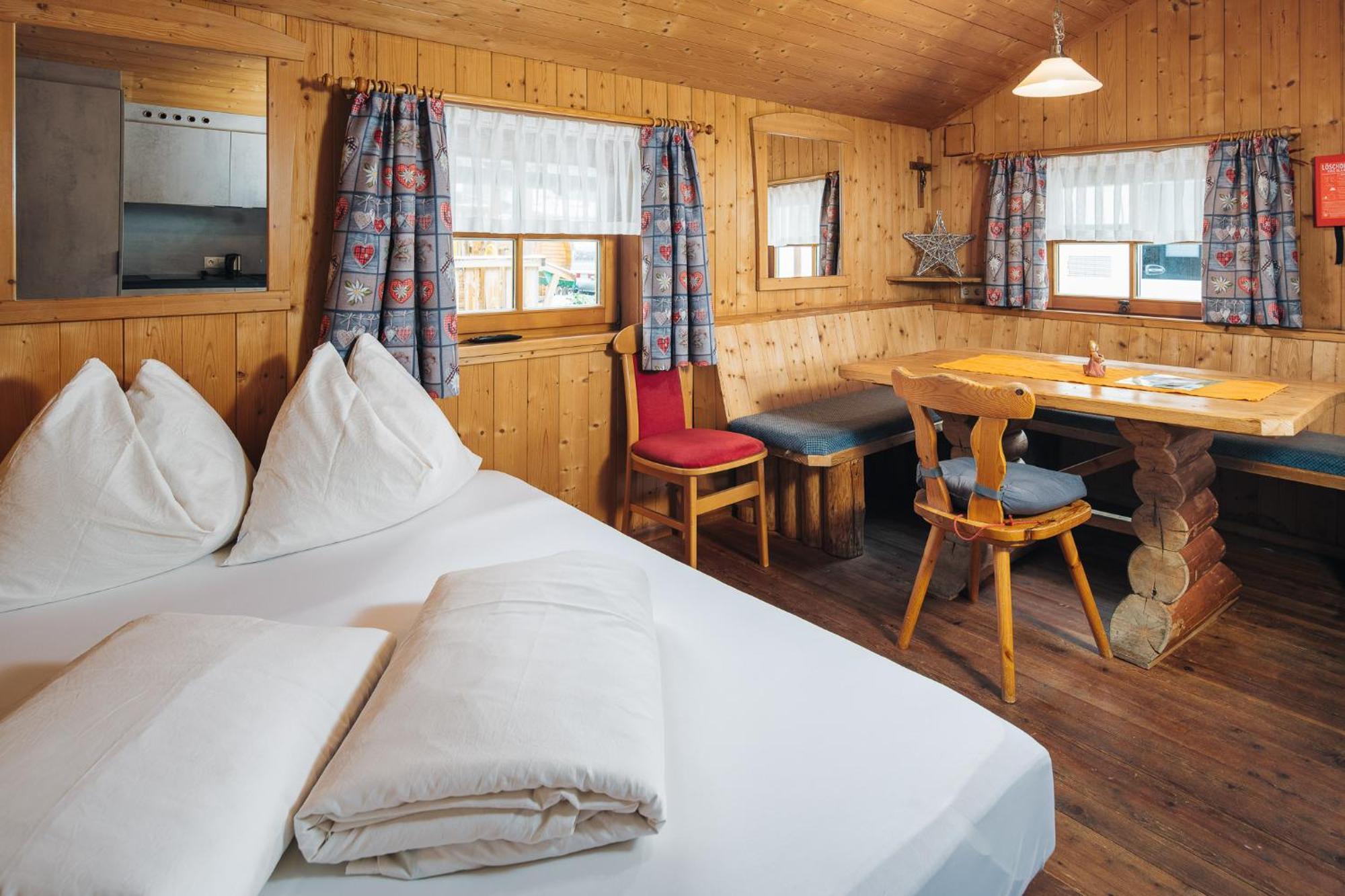 Camping Dreilaendereck Blockhuetten & Apartments Ried im Oberinntal Exterior photo